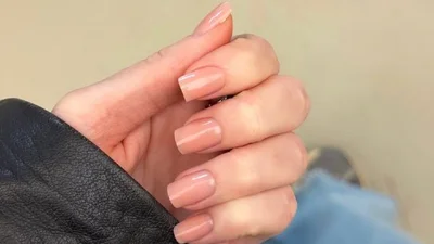 Именно этот нюдовый маникюр носит Надя Дорофеева - и он идеален для квадратной формы