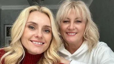 Наче сестри: Ірина Федишин замилувала кадрами, як разом з мамою пече паски