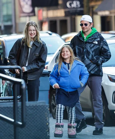 Джіджі Хадід помітили в дуже сімейній атмосфері з Бредлі Купером. - фото 852323