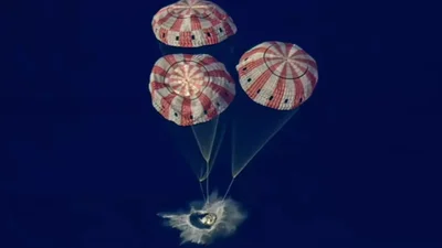 Экипаж Artemis II успешно вернулся на Землю после полета вокруг Луны - эпические кадры приводнения