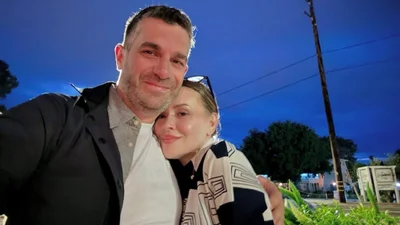 Аліса Мілано у сукні з вишивкою показала, як виросли її діти: сімейне великоднє фото з чоловіком