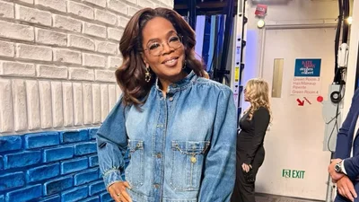 Подвійний денім, пишні рукава і кльош: Опру Вінфрі сфотографували на прогулянці