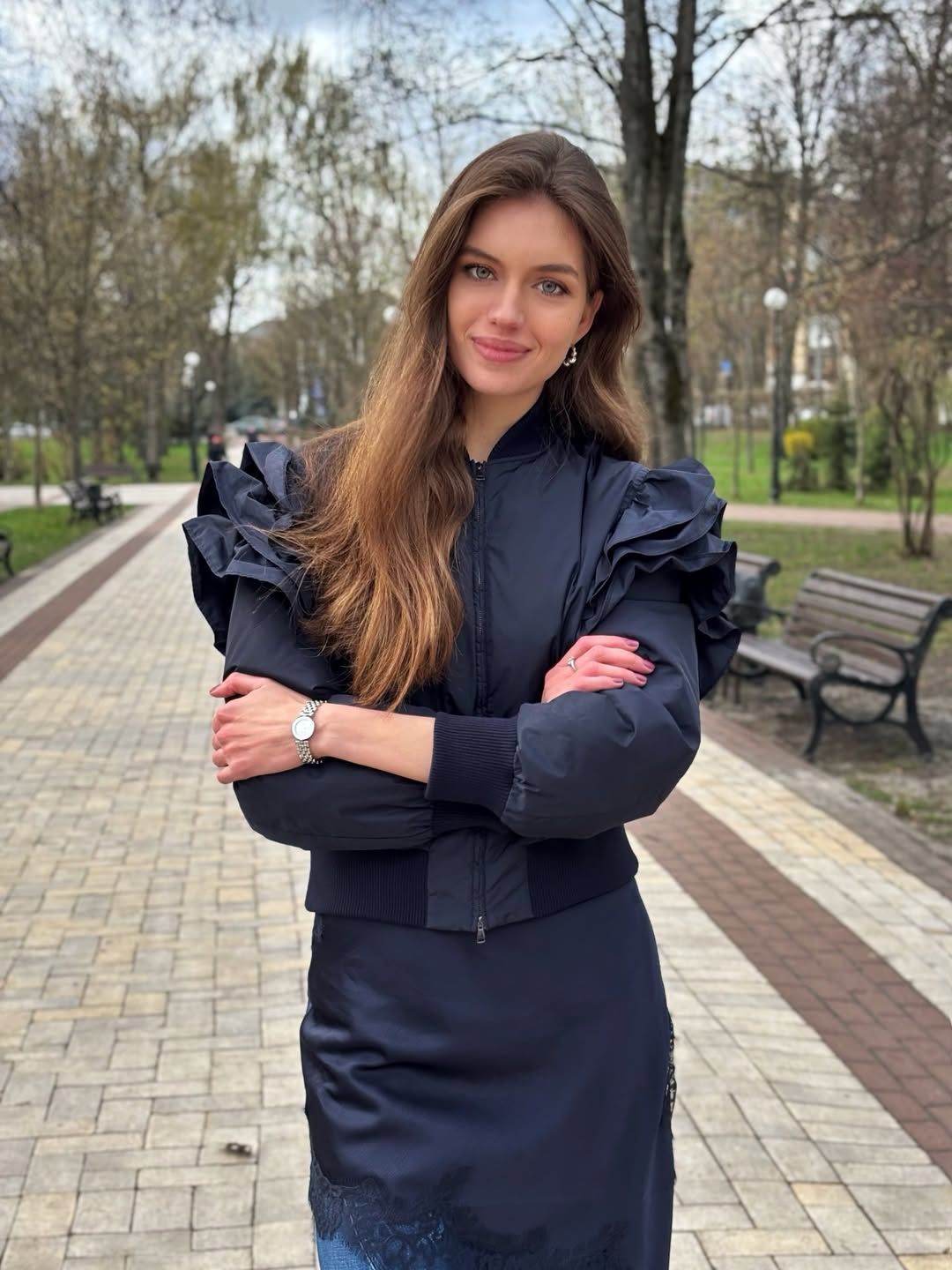 Олександра Кучеренко показала, як носити чорну мереживну сукню у весняному casual-образі - фото 852659
