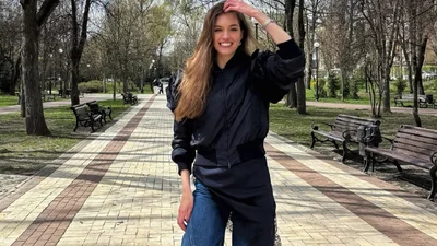 Александра Кучеренко показала, как носить черное кружевное платье в весеннем casual-образе