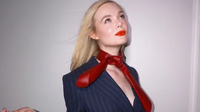 Эль Фаннинг показала, как освежить классическую красную помаду весной