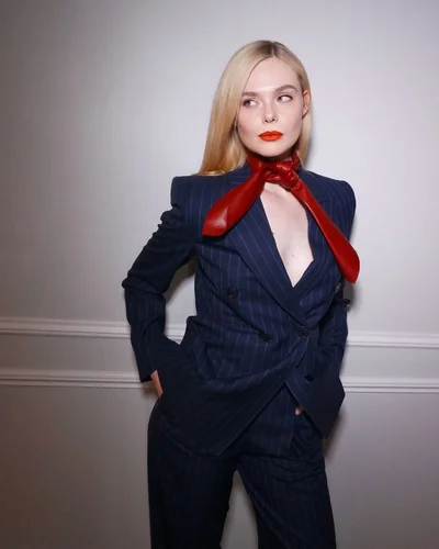 Ель Фаннінг показала, як освіжити класичну червону помаду навесні - фото 852676