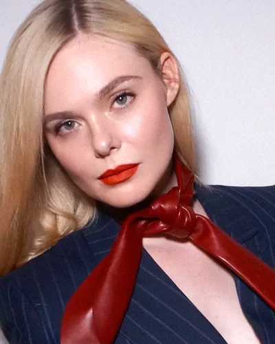 Ель Фаннінг показала, як освіжити класичну червону помаду навесні - фото 852677