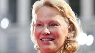 "Дика" розкіш за ціною антикваріату: Памела Андерсон представила власну колекцію меблів