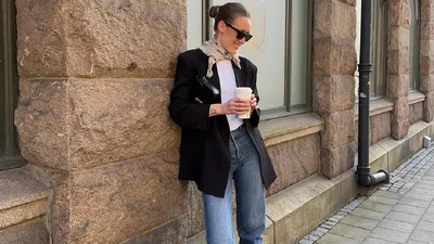 Блакитні джинси та чорна куртка: поєднання, яке завжди виглядає актуально