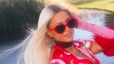Пэри Хилтон в образе Барби от украинского бренда потусила на Coachella