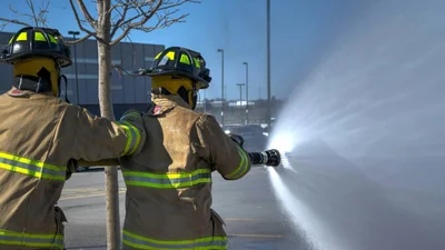 В Польше пожарные обливали детей из шланга на Поливальный понедельник - милое видео, которое точно улучшит настроение
