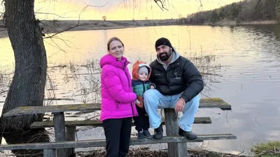 Віталій Козловський показав відпустку з дружиною та сином: незвичні "домашні" фото