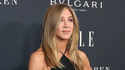 Дженніфер Еністон показала стильний весняний образ у базових речах - просто і дорого одночасно