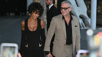 Молода кохана Венсана Касселя виконала неймовірну стійку на руках вниз головою: диво-жінка