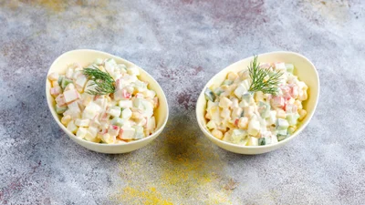 Салат із крабовими паличками в азійському стилі: увесь секрет у заправці