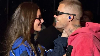 Хейли Бибер вернула культовую куртку из 90-х - и теперь ее снова будут носить все