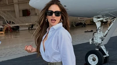 Идеальный бохо-лук от Дженнифер Лопес: платье в цветы, бахрома и шляпа