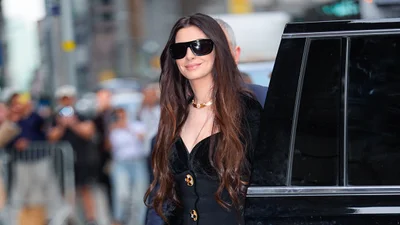 Енн Гетевей показала, який тренч носити у 2026 - забудь усе, що ти знала раніше