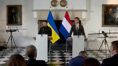 Пресконференція Зеленського закінчилась кумедним ляпом - перекладачі не стримали емоцій, а мікрофон не вимкнули