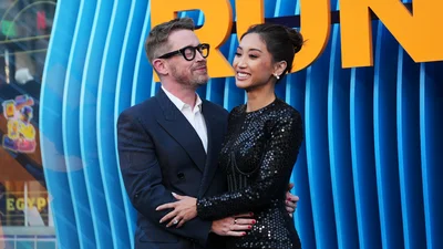 Как кот на сметану: Маколей Калкин показал любовь к жене на красной дорожке