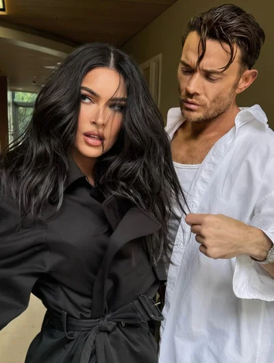 Меган Фокс показала нову зачіску з легким каскадом і недбалими кінцями - фото 854893