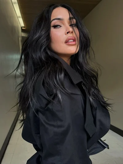 Меган Фокс показала нову зачіску з легким каскадом і недбалими кінцями - фото 854894