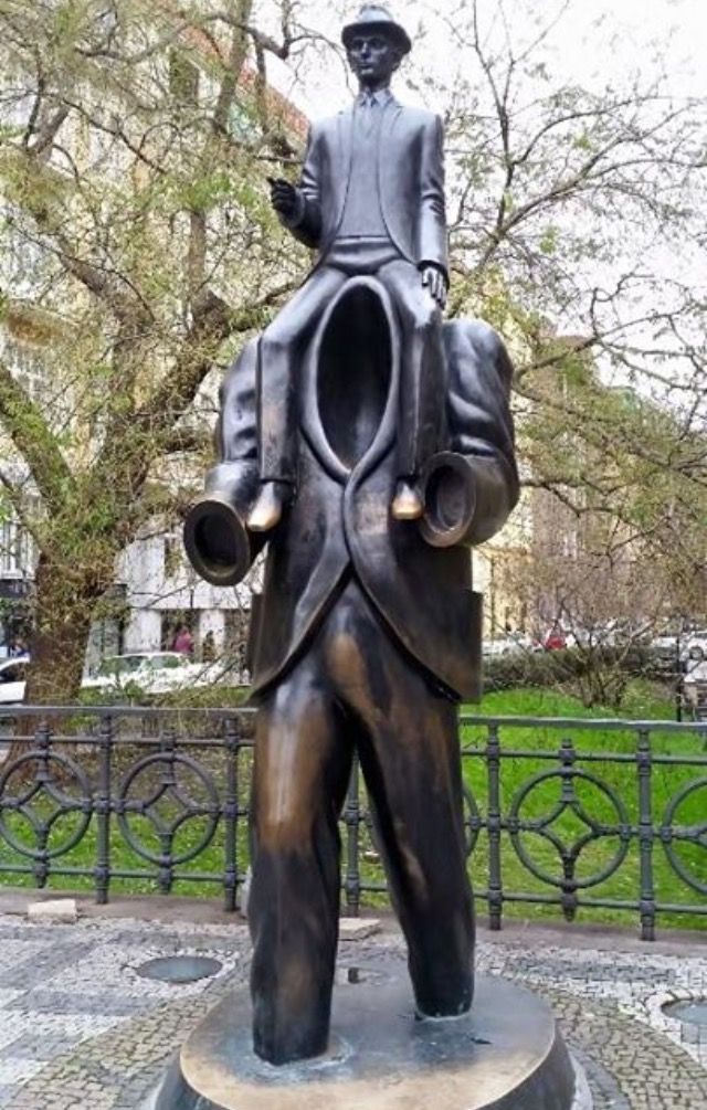 Странные и непонятные статуи, которые смущают людей во всем мире - фото 855094