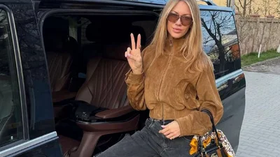 Леся Никитюк показала стильный весенний лук с винтажной сумкой от Gucci в стиле "old money"