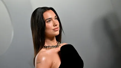 Дуа Ліпа купила пікап для українських медиків