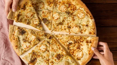 Сирна бомба за 20 хвилин: піца з лаваша, яка зникне зі столу миттєво
