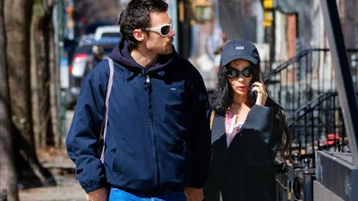 Весенний вайб и особый статус: Зои Кравиц появилась в этом образе рядом с женихом Гарри Стайлзом