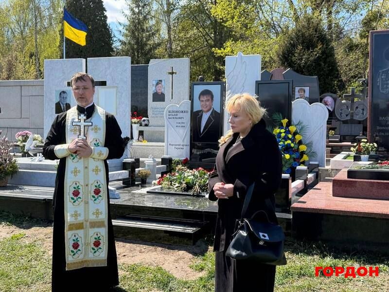Світлана Білоножко біля пам'ятника чоловіка - 856851 Светлана Билоножко возле памятника мужу - фото 856851