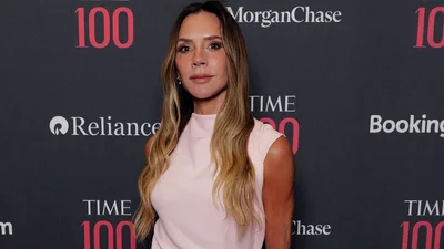 Вікторія Бекхем першою приміряла головний колір весни - ця сукня вже стала модним must-have