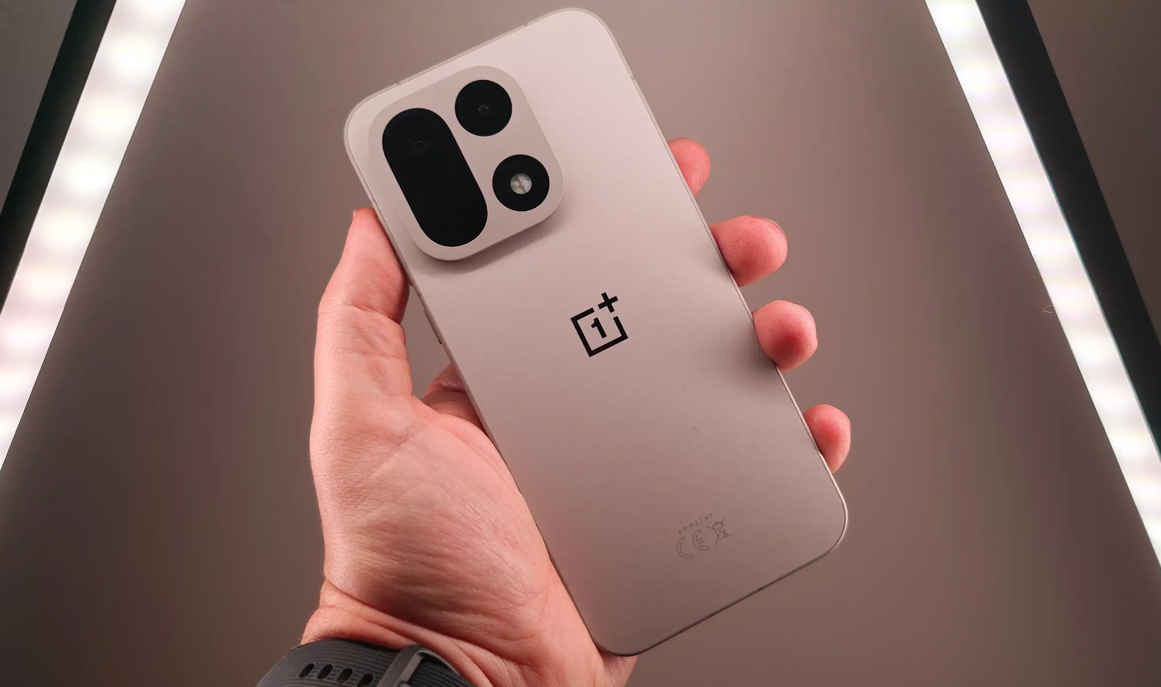 OnePlus 15 - фото 858042