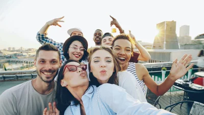 Веселі меми про міленіалів, яким 30-40, виглядають на 20, а відчувають себе на цілих 80