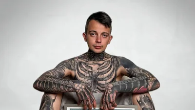 Українець встановив світовий рекорд, створивши на своєму тілі детальне татуювання у вигляді скелета