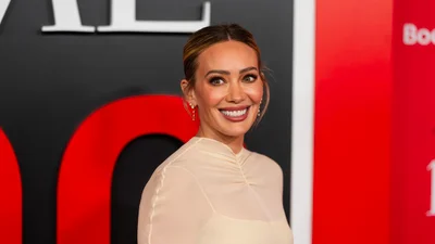 Гіларі Дафф прийшла на престижну премію у сукні від українського бренду - і виглядала розкішніше за розкіш