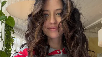 Смугастий принт знову в центрі уваги: Надя Дорофєєва показала актуальний варіант кофти