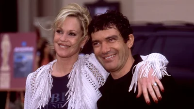 Антоніо Бандераса помітили в компанії мами Дакоти Джонсон: гуляли під ручку