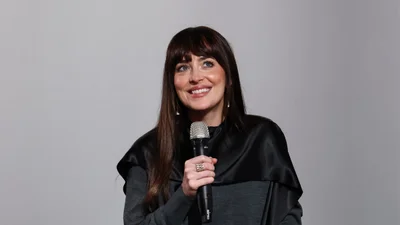 Дакота Джонсон показала ідеальну куртку для підступної квітневої погоди