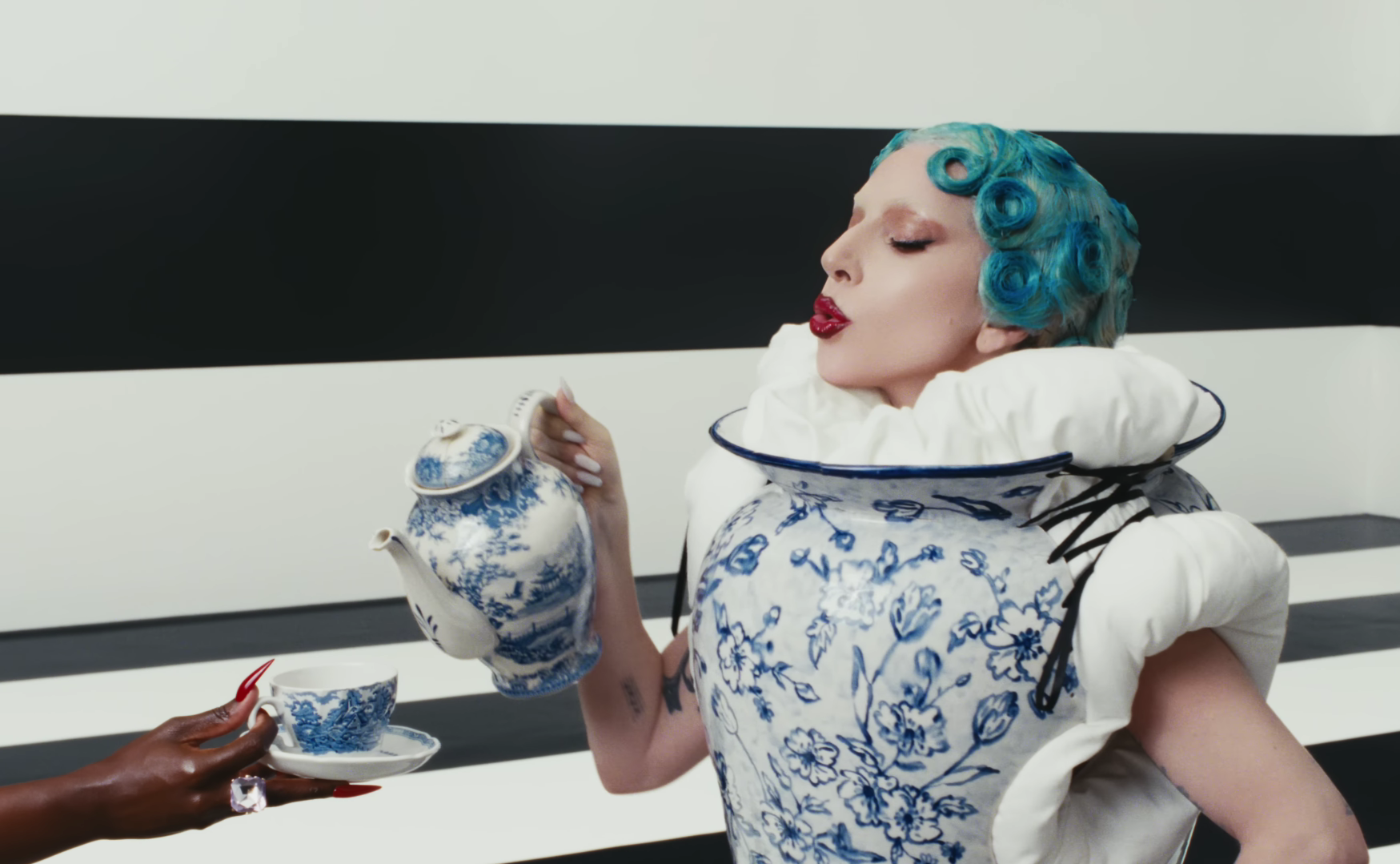 Леді Гага та Doechii презентували кліп до фільму 'Диявол носить Prada 2' - 858890 Леді Гага та Doechii презентували кліп до фільму 'Диявол носить Prada 2' - фото 858890