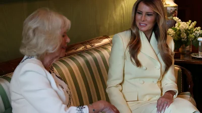 Мелания Трамп в нежно-желтом, а королева Камилла в нейтральных тонах: образы, которые выбрали для первой встречи в США с 2007 года