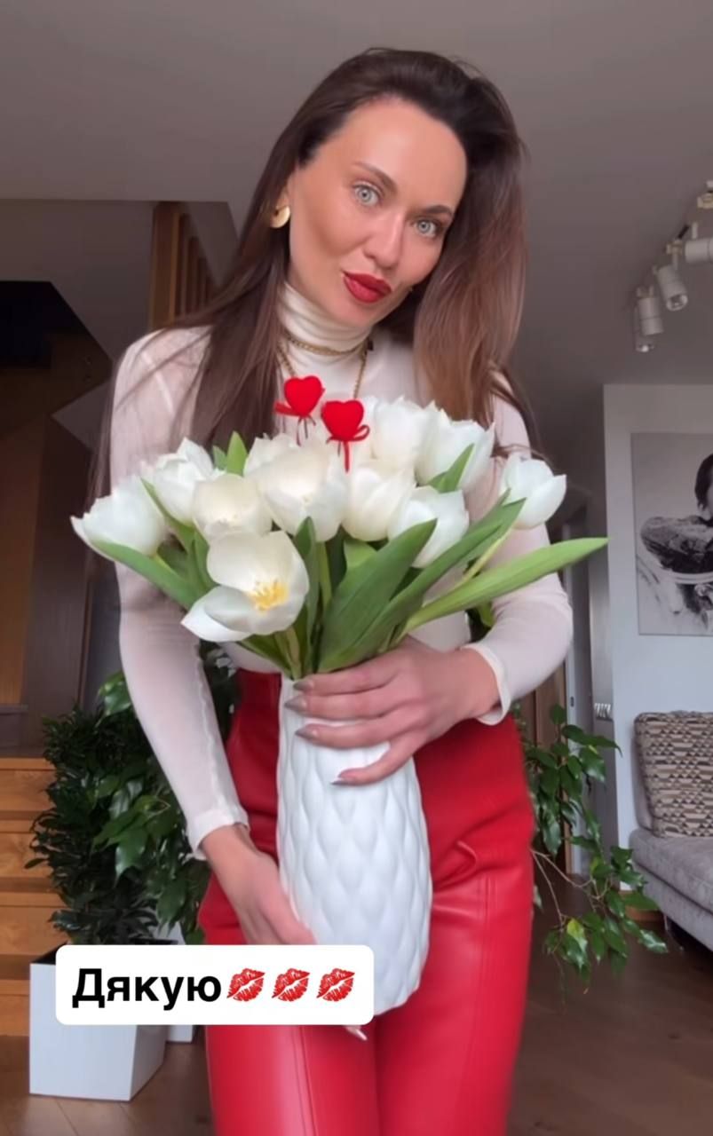 Анна Саліванчук з букетом - фото 859124