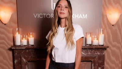 Вікторія Бекхем показала ідеальну формулу як носити чорні штани з білою футболкою, щоб виглядати бездоганно
