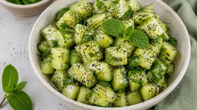 Салат-десерт, который ломает все стереотипы: огурцы с медом и маком