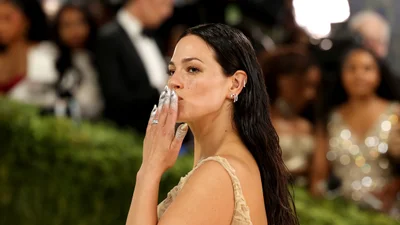 Маникюр Эшли Грэм на Met Gala 2026 стал сенсацией - накрасила вплоть до костяшек пальцев