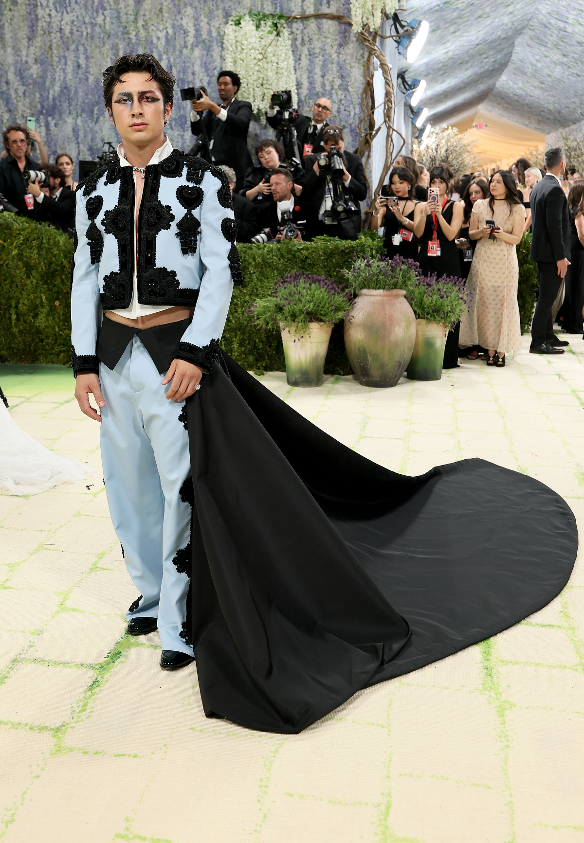 Самые неудачные образы Met Gala 2025: от серебряного платья Бейонсе до странного костюма Сэма Смита - 861306 Самые неудачные образы Met Gala 2025: от серебряного платья Бейонсе до странного костюма Сэма Смита - фото 861306