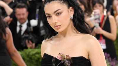 Самые неудачные образы Met Gala 2025: от серебряного платья Бейонсе до странного костюма Сэма Смита