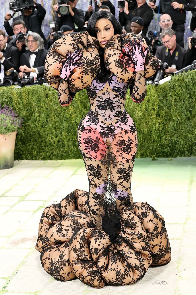 Карди Би пришла на Met Gala 2026 в образе толстой кишки - фото скандального лука - фото 861316
