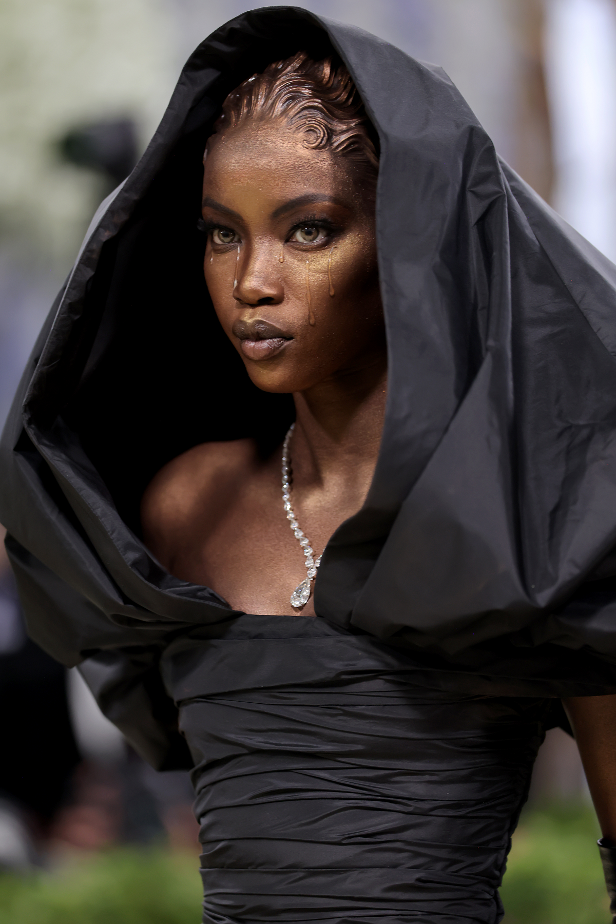 Золото на глазах и коричневые губы: 5 трендов Met Gala 2026, задающих тон весеннему макияжу - фото 861465